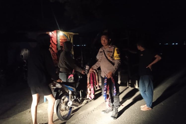 Polisi mengamankan remaja yang hendak perang sarung di Jatilawang, Kabupaten Banyumas, Jawa Tengah, Rabu (13/3/2024) dini hari.