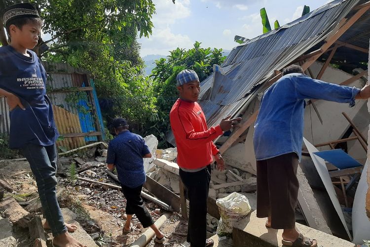 Rumah milik seorang Anggota Babinkantibmas di Ambon yang berada di kawasan Gunung Malintang, Desa Batu Merah, Kecamatan Sirimau, ambruk setelah gempa bermagnitudo 4,5 mengguncnag wilayah tersebut, Sabtu pagi (16/11/2019)