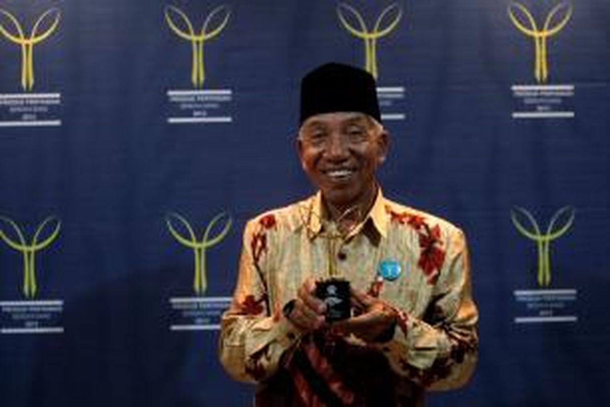 Imam Surani, petani belimbing Karang Sari dari Blitar menerima Anugerah Produk Pertanian Berdaya Saing 2013 kategori produk segar di kantor Kementerian Pertanian Republik Indonesia, Jakarta Selatan, Kamis (28/11/2013). 