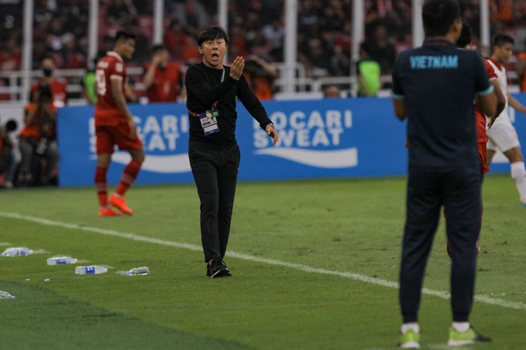Pelatih timnas Indonesia, Shin Tae Yong saat pertandingan melawan pemain timnas Vietnam pada leg pertama semifinal Piala AFF 2022 di Stadion Utama Gelora Bung Karno (SUGBK), Jakarta, Jumat (6/1/2023). Pertandingan ini berakhir dengan skor 0-0.