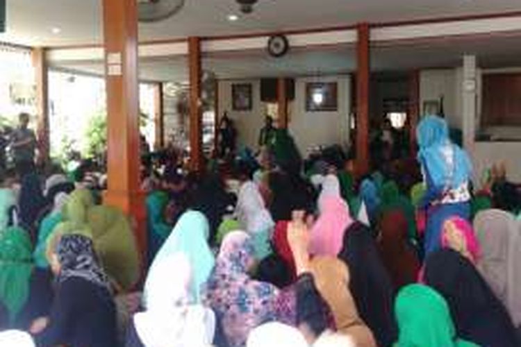 Calon gubernur DKI Agus Harimurti Yudhoyono terlihat berdiri paling depan saat berdialog dengan warga RW 16 Kayu Putih, Pulogadung, Jakarta Timur. Sabtu (10/12/2016).