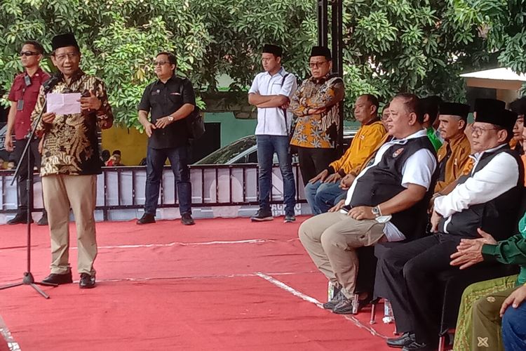 Cawapres nomor urut 3 Mahfud MD memperkenalkan dua purnawirawan jenderal saat berkampanye di Banyuwangi, Jawa Timur, Jumat (29/12/2023)
