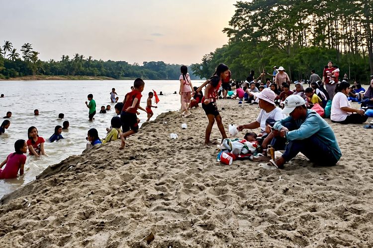 Kemarau Sulap Sungai Way Kanan Jadi 