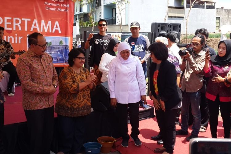 Gubernur Jawa Timur, Khofifah Indar Parawansa bersama istri Munir, Suciwati saat peletakan batu pertama Museum HAM Munir di Kota Batu, Jawa Timur, Minggu (8/12/2019)