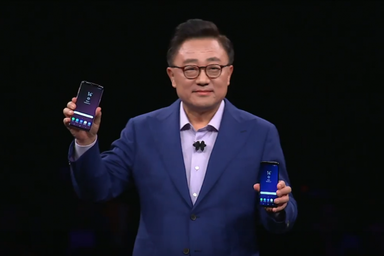 CEO Samsung Mobile DJ Koh memamerkan smartphone Galaxy S9 dan Galaxy S9 Plus untuk pertama kalinya di Barcelona, Spanyol, Minggu (25/2/2018).