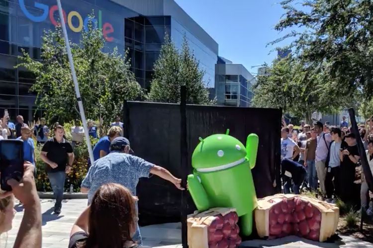 Patung Android Pie di depan markas Google.