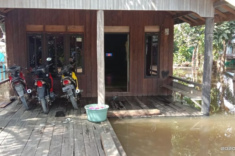 Meski sudah memiliki tiang setinggi 120 cm, salah satu rumah warga di Desa Rungun, Kecamatan Kotawaringin Lama, Kabupaten Kotawaringin Barat, masih terendam banjir, Minggu (5/7/2020). 