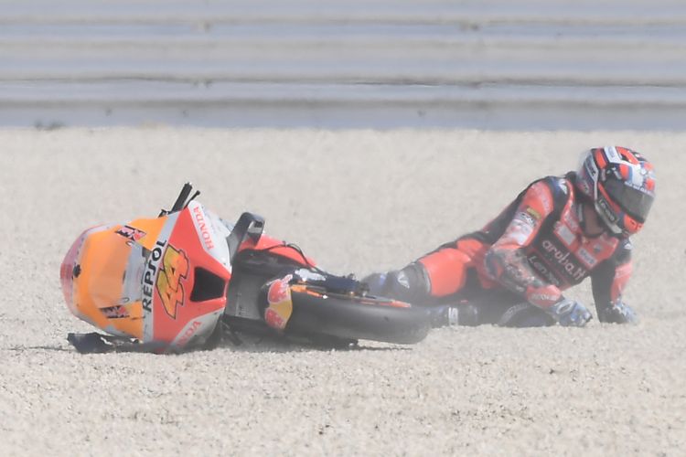 Pebalap Repsol Honda Pol Espargaro mengalami kecelakaan saat balapan MotoGP San Marino di Sirkuit Dunia Misano Marco-Simoncelli di Misano Adriatico pada 4 September 2022.