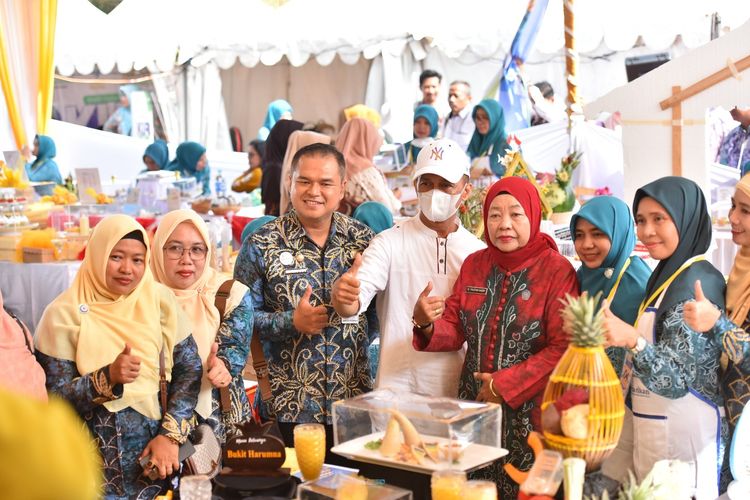 Ketua TP PKK Kabupaten HST Cheri Bayuni Budjang Aulia Oktafiandi saat menghadiri Lomba Masak Serba Ikan di Halaman Perkantoran Setda Kalimantan Selatan, di Banjarbaru, Rabu (21/8/2024).