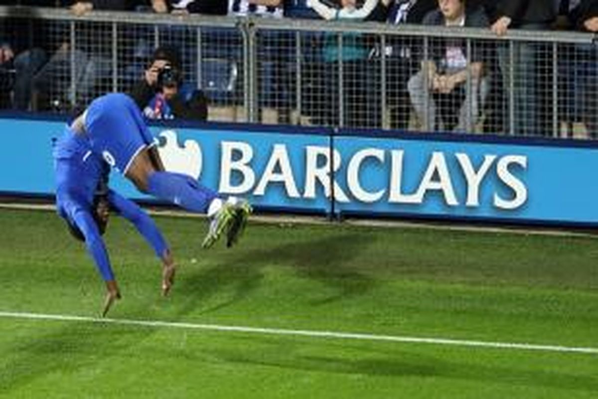 Striker Everton, Romelu Lukaku, merayakan gol seusai menjebol gawang West Bromwich Albion, Senin (28/9/2015). 