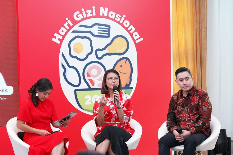 Dr.Juwalita Surapsari M.Gizi Sp.GK (tengah) dan Dr. Ray Wagiu Basrowi, MKK (kanan) dalam acara talkshow Bicara Gizi Pentingnya Cek Nutrisi Untuk Dukung Kembang Maksimal Anak.