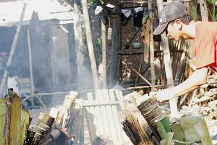 Warga membakar 'kaddo bulo', atau yang juga lazim dikenal dengan lemang, di Kampung Tama'la'lang, Desa Tamanyeleng, Kecamatan Barombong, Kabupaten Gowa, Sulawesi Selatan, Rabu (19/8/2015).