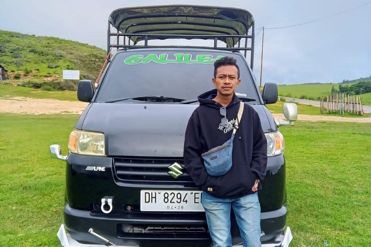 Heribertus Nikolaus Mali (23) di depan kendaraan bak terbukanya