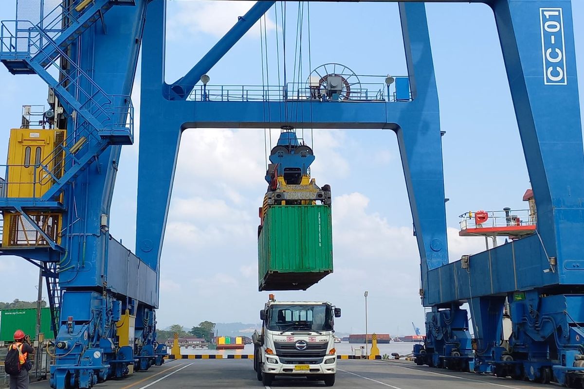 Mesin crane sedang melakukan bongkar muat peti kemas di Pelabuhan Peti Kemas Palaran, Samarinda, Kaltim, Jumat (29/9/2023). 
