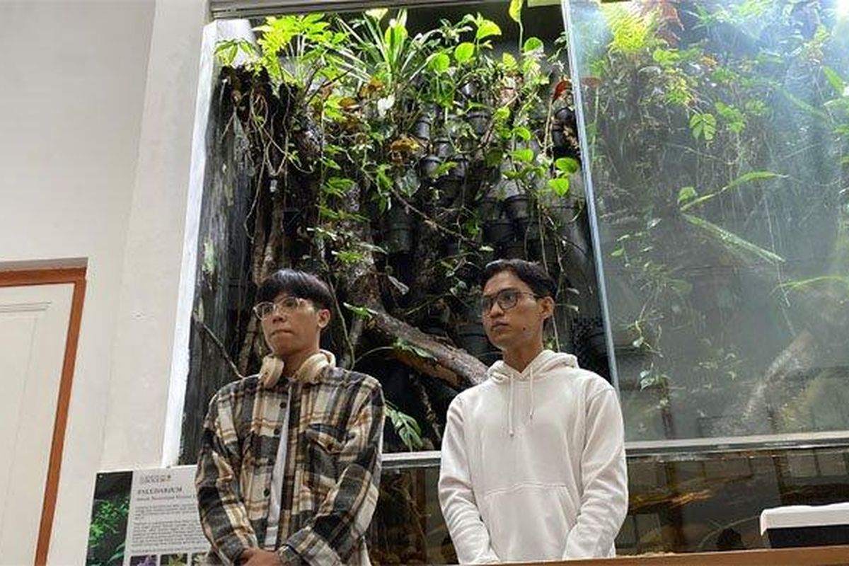 Dua pelaku vandalisme di Tanaman Kaktus Kebun Raya Bogor saat meminta maaf kepada pengelola, Senin (21/4/2025). 
