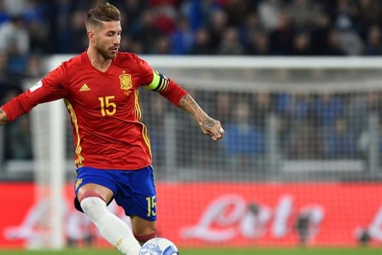 Bek sekaligus kapten tim nasional Spanyol, Sergio Ramos, tampil pada laga kualifikasi Piala Dunia 2018 kontra Italia di Stadion Juventus, Kamis (6/10/2016) waktu setempat.