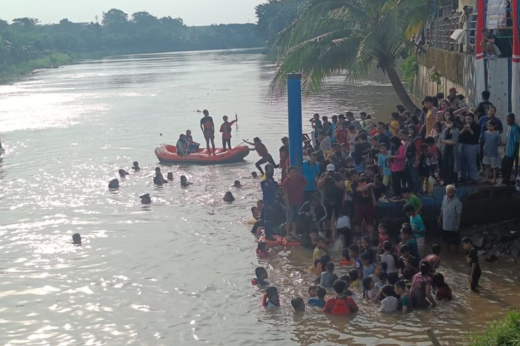 Ratusan warga melakukan keramas bersama di bantaran Sungai Cisadane, Kelurahan Babakan, Kota Tangerang pada Selasa (21/3/2023). Keramas bersama ini merupakan tradisi yang dipercaya oleh masyarakat sekitar Kampung Bekelir itu sebagai simbol untuk menyucikan diri menyambut bulan penuh berkah untuk umat muslim yakni Ramadhan 1444 Hijriah.