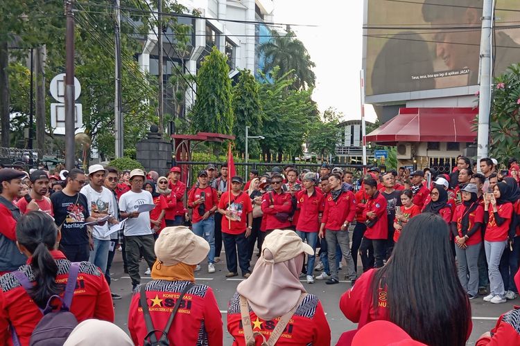 Massa aksi tolak Tapera di depan Patung Arjuna Wijaya, Jakarta Pusat, Kamis (27/6/2024). 