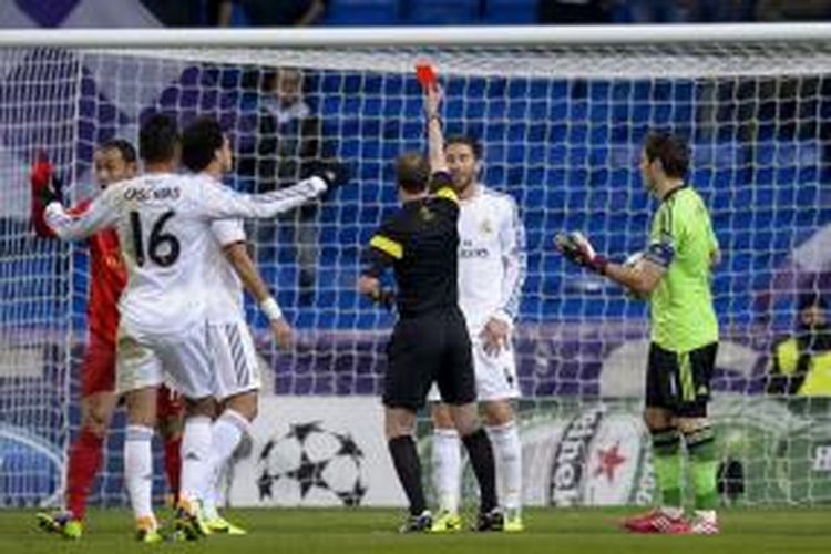 Bek Real Madrid Sergio Ramos (kedua dari kanan) menerima kartu merah setelah dinilai melanggar gelandang Galatasaray Umut Bulut, pada laga kelima Grup B Liga Champions, di Santiago Bernabeu, Rabu (27/11/2013).