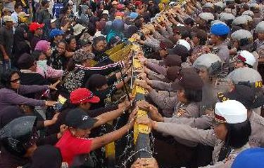 Massa pendukung Abdul Gafur-Abdur Rahim Fabanyo, Selasa (10/6/2008) siang, berunjuk rasa di Kantor Gubernur Maluku Utara di Ternate. Mereka berhasil membongkar dua barikade di sekitar gerbang kantor tersebut dan memancing kemarahan polisi wanita yang bertugas.