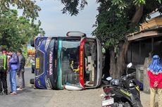 Bus Pelita Indah Terguling di Kediri, 13 Penumpang Terluka