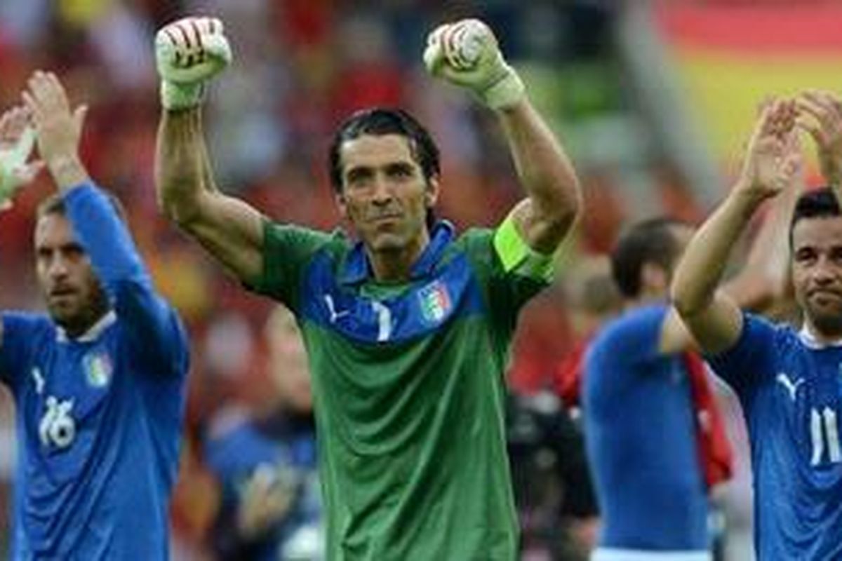 Kapten Italia, Gianluigi Buffon (tengah) dan striker Antonio Di Natale (kanan) serta Daniele De Rossi, memberi salam kepada suporternya setelah menahan Spanyol pada laga Grup C, Minggu (10/6/2012).