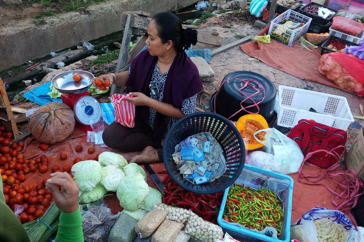 Rusmini, salah satu pedagang di pasar perbatasan Pancang Sebatik Kabupaten Nunukan. Penggunaan 2 mata uang di pasar perbatasan Pancang  dipengaruhi  oleh kedekatan wilayah serta nilai tukar kedua mata uang.