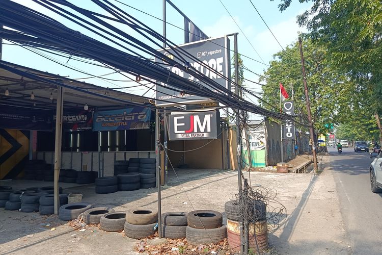 Warga Keluhkan Kabel Semrawut di Bekasi Utara, Picu Kecelakaan hingga Ganggu Usaha