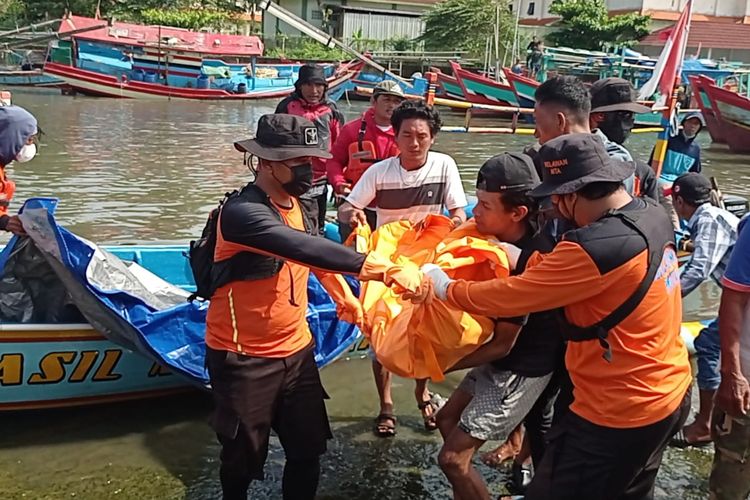 Tim SAR gabungan mengevakuasi nelayan tewas di Cilacap, Jawa Tengah, Rabu (1/5/2024).