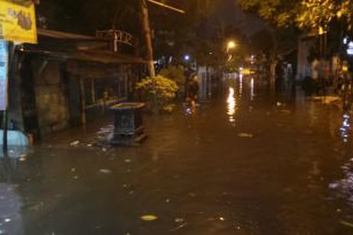 Banjir di Jalan Bangka I, Jakarta Selatan memutuskan jalur arah Kemang dan merendam pemukiman warga setempat. Banjir diakibatkan meluapnya kali kecil dekat pemukiman warga. Senin (11/8/2014).