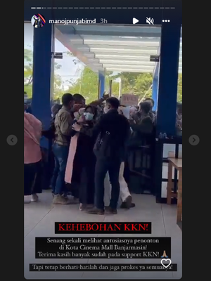 Calon penonton film KKN di Desa Penari di Kota Cinema Mall Banjarmasin berdesakan.