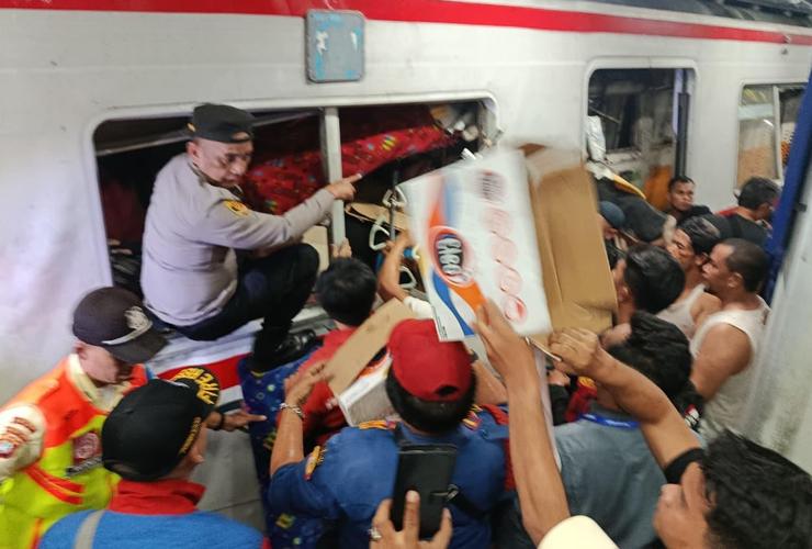 BERITA FOTO: KA Argo Bromo Tabrak KRL di Bekasi, 3 Orang Tewas