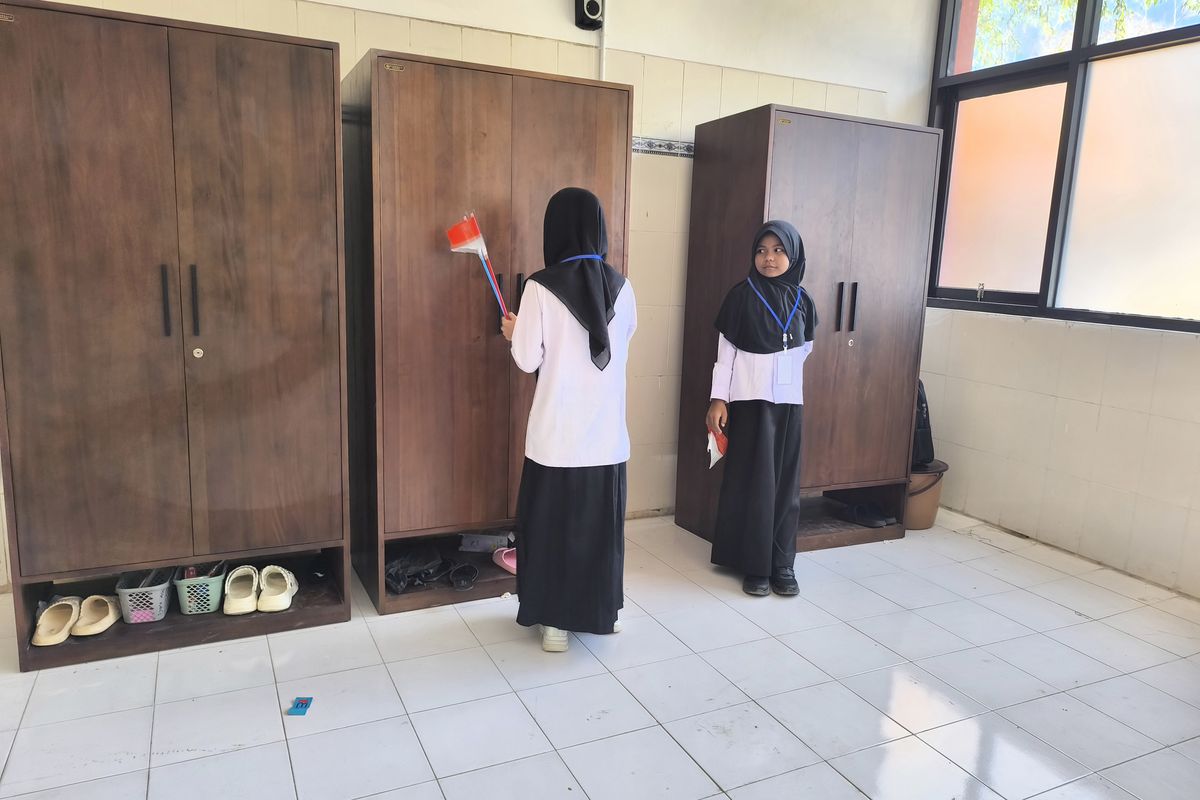 Dua siswi SRMP 29 Pamekasan berada di kamar asrama pasca peresmian, Jumat (15/8/2025) lalu.