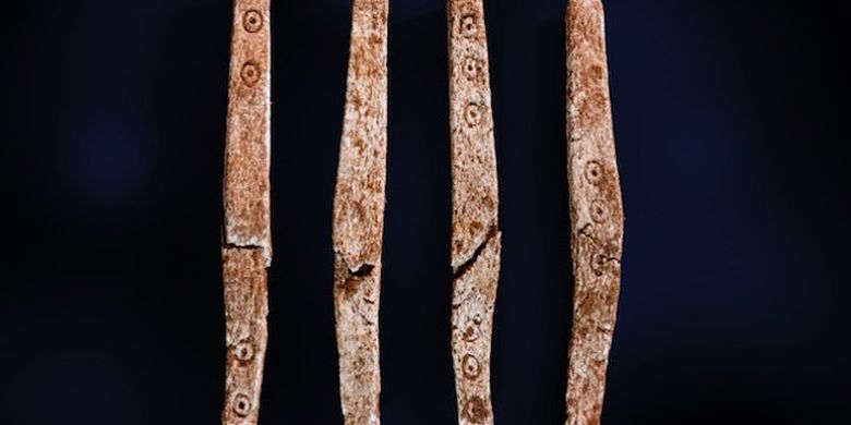 Para arkeolog menemukan permainan papan berusia 1.700 tahun di situs Norwegia. Gambar menyerupai tempat alat tulis di masa modern ini merupakan dadu yang terbuat dari tulang. Di dalamnya ada lingkaran-lingkaran kecil yang menunjukkan angka 1, 2, dan 3.