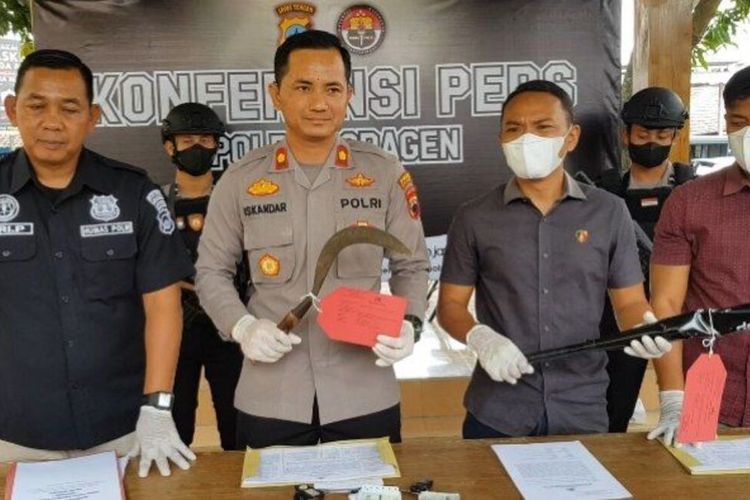 Wakil Kepala Polres (Wakapolres) Sragen, Kompol Iskandar membawa barang bukti aksi konvoi bawa sajam, Jumat (18/11/2022).