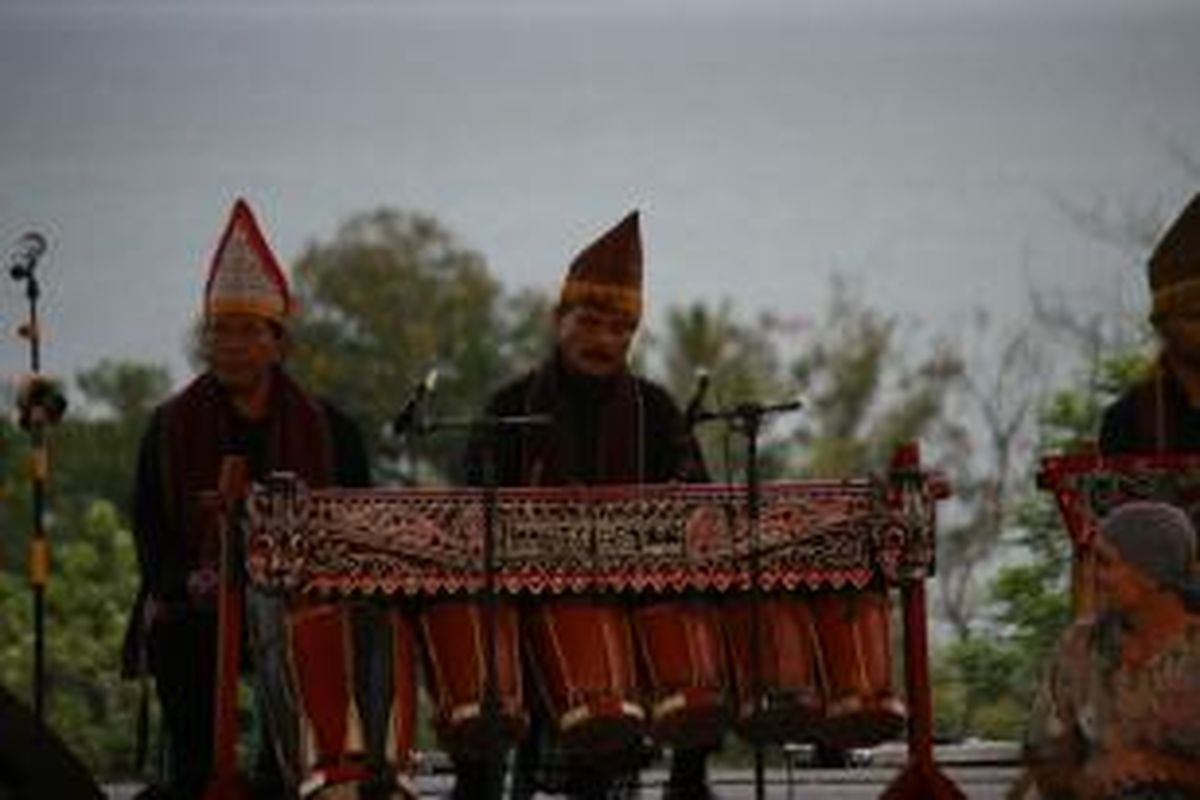 Gendang Batak sedang dimainkan dalam Festival Danau Toba di Kabupaten Samosir, Sumatera Utara, Selasa (10/9/2013).