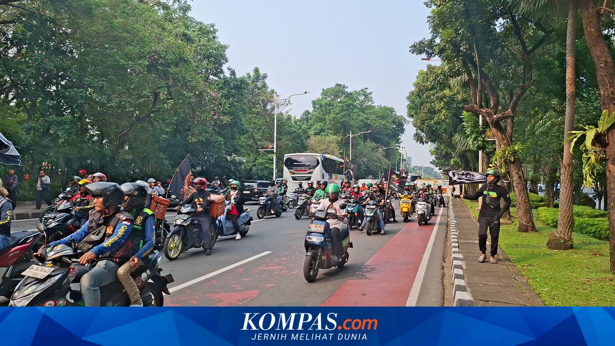 Massa Ojol Tiba di Merdeka Selatan Jakpus, Minta Jalan Menuju Istana Negara Dibuka