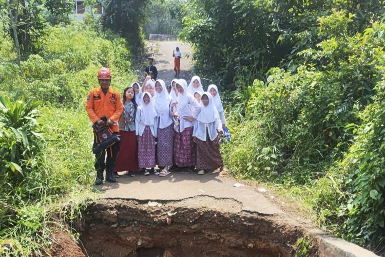 Jembatan Putus akibat Banjir di Jasinga Bogor, Akses Warga dan Anak Sekolah Terganggu