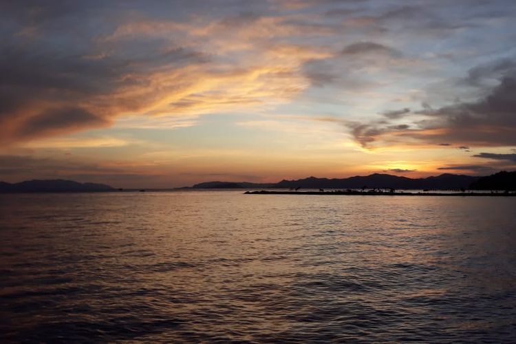 Pemandangan matahari tenggelam di Raja Ampat, Papua Barat, Sabtu (19/10/2019).