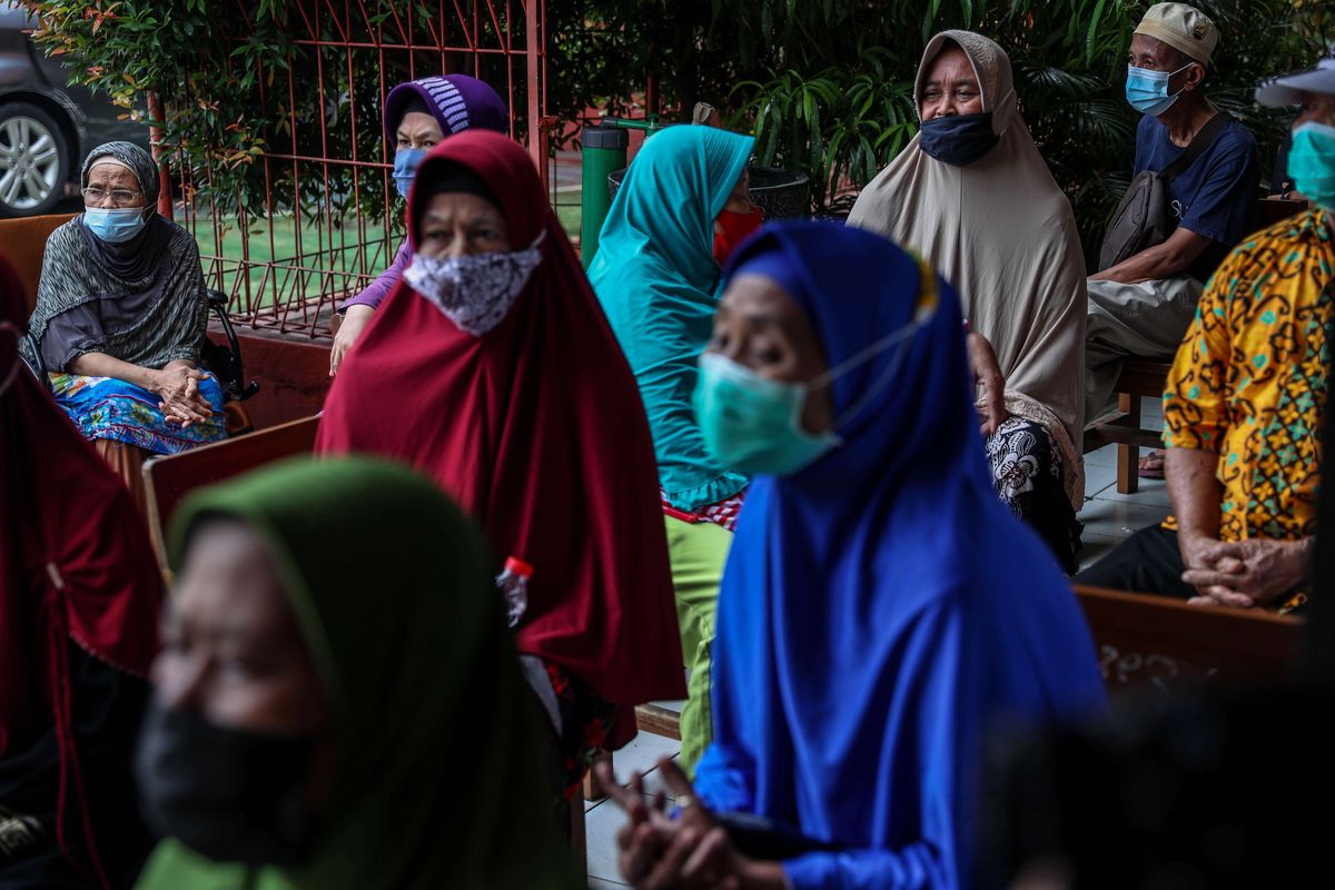 Warga lanjut usia (lansia) saat menerima suntikan vaksin Bio Farma di SDN Grogol Selatan 17 Pagi, Kebayoran Lama, Jakarta Selatan, Selasa (30/3/2021). Sebanyak 156 warga lansia telah terdaftar untuk menerima vaksin Covid-19 tahap pertama di SDN Grogol Selatan 17 Pagi. Sasaran vaksinasi tahap kedua mencapai lebih dari 38 juta orang, terdiri dari 17,4 juta petugas layanan publik dan 21,5 juta orang lansia.