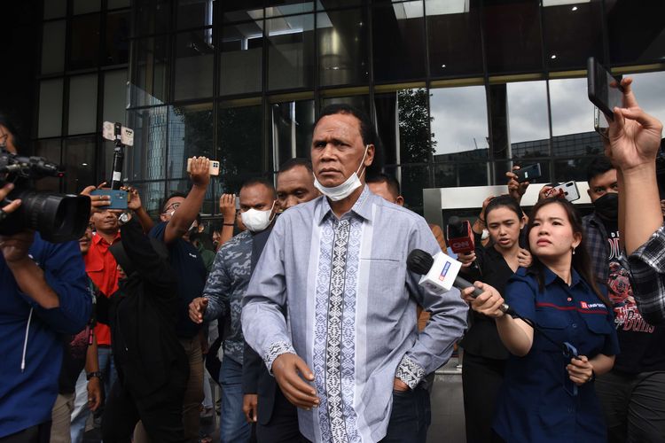 Tenaga Ahli PD Pasar Jaya Rosario De Marshall alias Hercules (tengah) berjalan meninggalkan Gedung Merah Putih KPK  usai menjalani pemeriksaan di Jakarta, Kamis (19/1/2023). Hercules memenuhi panggilan penyidik KPK sebagai saksi untuk tersangka Hakim Agung nonaktif Sudrajat Dimyati dalam kasus dugaan suap penanganan perkara di Mahkamah Agung.