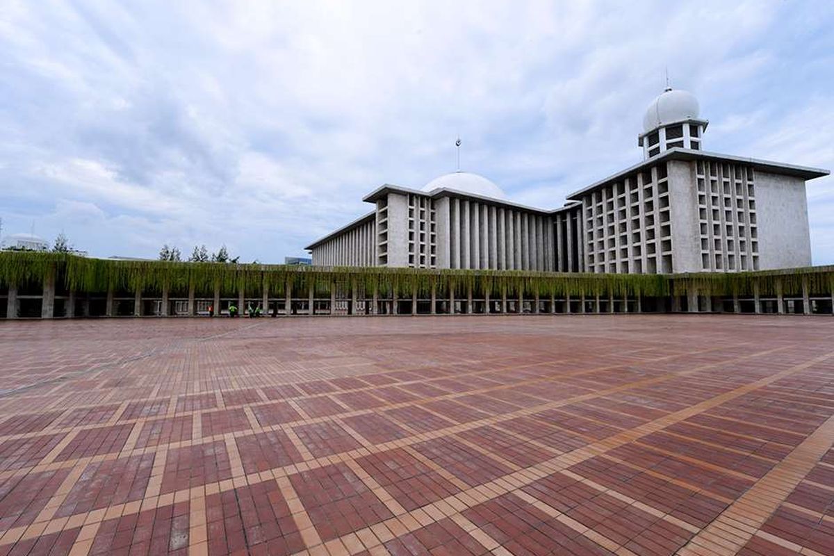 Tampilan baru Masjid Istiqlal usai direnovasi, Jakarta, Kamis (7/1/2021). Renovasi ini merupakan yang pertama sejak 42 tahun lalu, dengan memaksimalkan fungsi masjid sebagai tempat ibadah sekaligus memperhatikan aspek arsitektur, seni, hingga estetika.