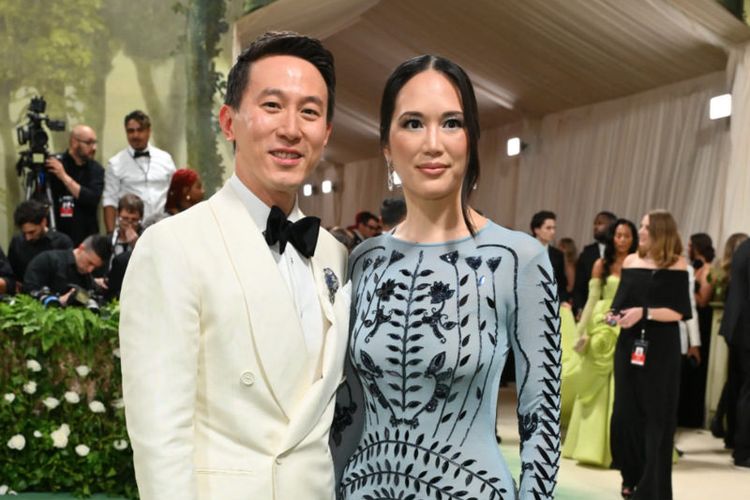 CEO TikTok Shou Chew dan istri, Vivian Kao tampil semringah dan glamor di red carpet Met Gala 2024.