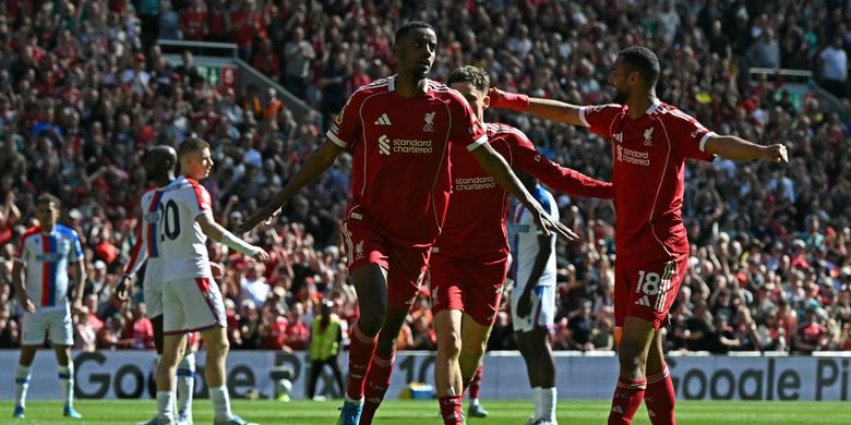 Alexander Isak (tengah) merayakan gol pembuka dalam pertandingan sepak bola Liga Inggris antara Liverpool vs Crystal Palace di Anfield di Liverpool, barat laut Inggris pada 25 April 2026. (Foto oleh Paul ELLIS / AFP) 