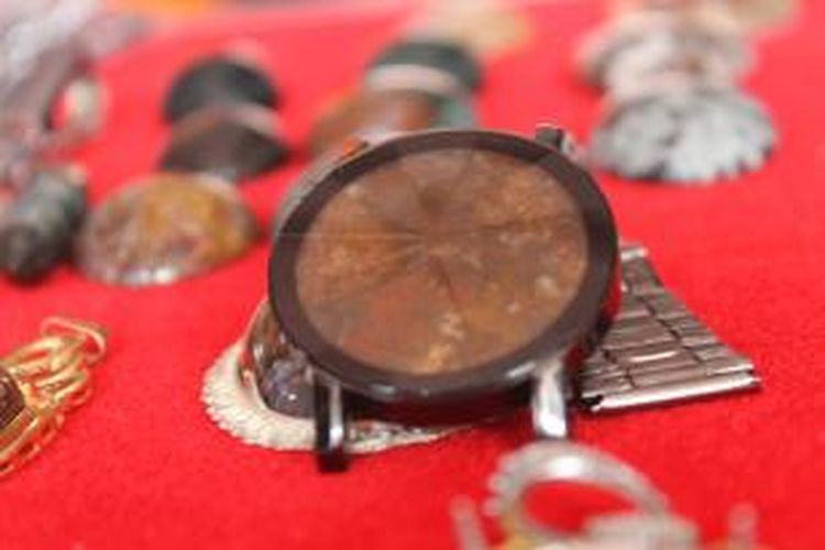 Jam tangan yang dikreasi dari bahan batu akik jenis Klawing.