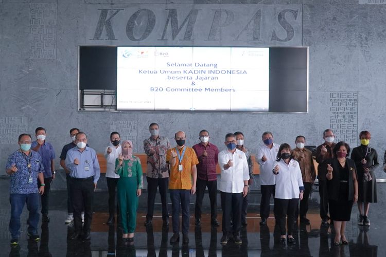 Kadin bersama B20 Committee Members dan Kompas Media ketika berkunjung ke kantor KG Media di Menara Kompas, Palmerah Selatan, Jakarta, Selasa (18/1/2022).