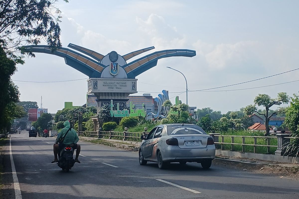 Gapura masuk Kabupaten Tuban, Jawa Timur, yang terletak di Kecamatan Widang berbatasan dengan Kecamatan Babat, Lamongan. Minggu (1/6/2025)