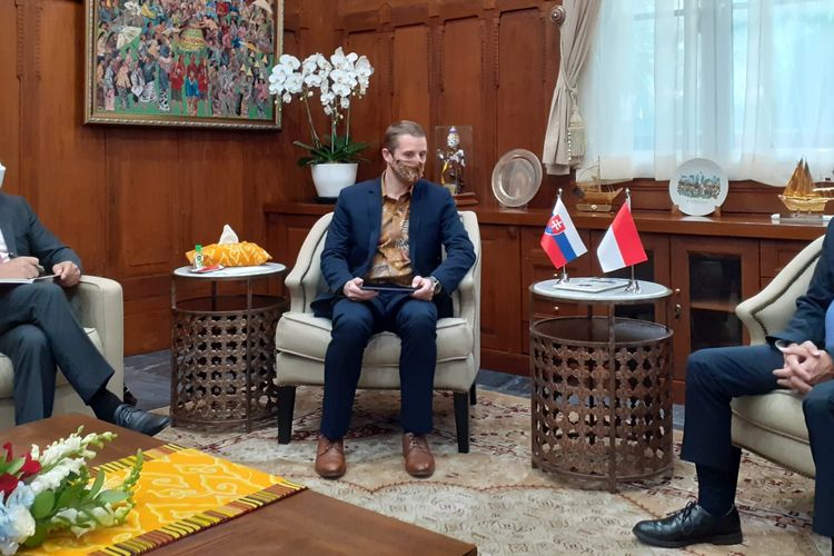 Indonesia's Deputy Foreign Minister Mahendra Siregar (right) meets his Slovak counterpart State Secretary at the Foreign and European Affairs Ministry Martin Klus (center) at the Foreign Affairs Ministry building in Jakarta on Thursday, April 21, 2022. Also present was Slovakia's Ambassador to Indonesia Jaroslav Chlebo (left). The Slovak State Secretary at the Foreign and European Affairs Ministry is on his three-day official visit to Indonesia from April 20-23, 2022.  
