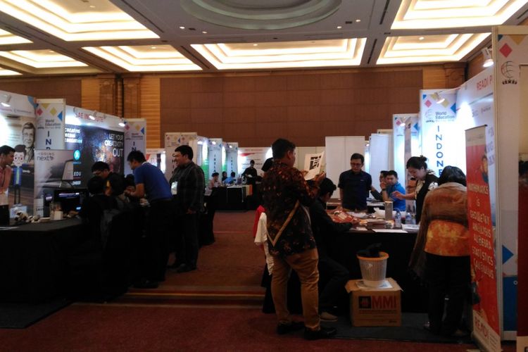 Calon mahasiswa menfari informasi pendidikan tinggi dalam pameran pendidikan di Hotel Pullman, Jakarta, Kamis (2/2/2018)
