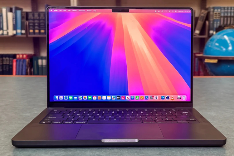 Tampilan desian notch kamera pada MacBook Pro non-layar sentuh. 